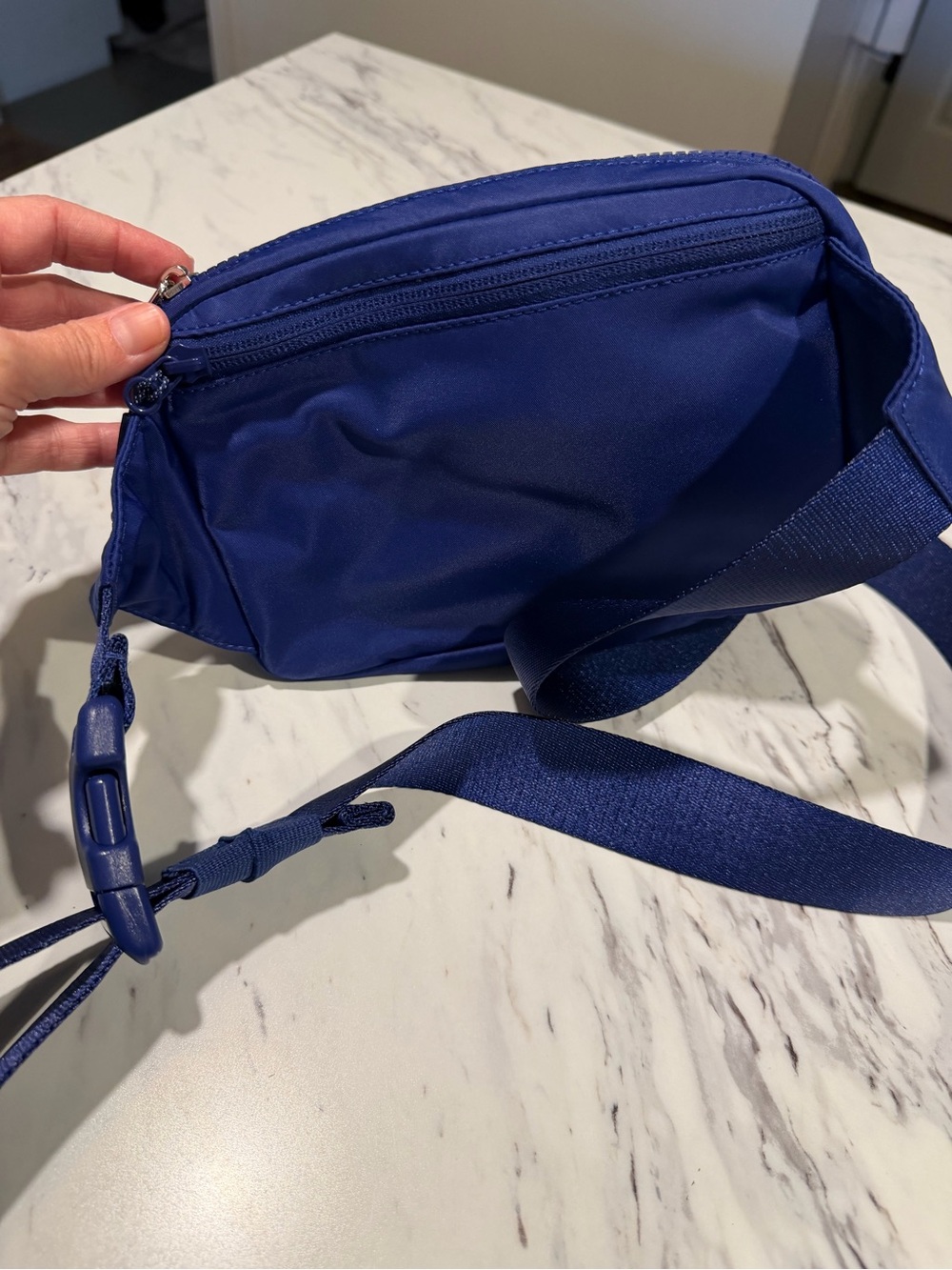 Everywhere Belt Bag Large with Long Strap 2L - Picture 2 of 3